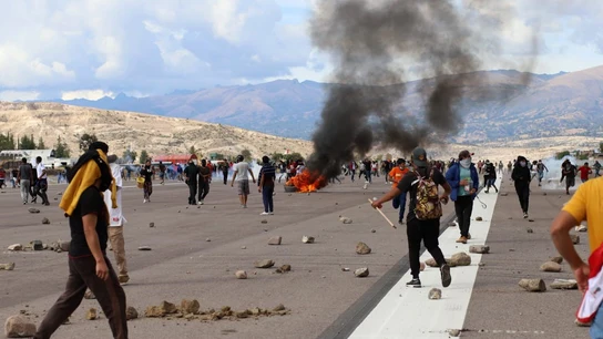 Decenas de personas ingresan al aeropuerto de Ayacucho durante unas protestas Decenas de personas ingresan al aeropuerto de Ayacucho durante unas protestas