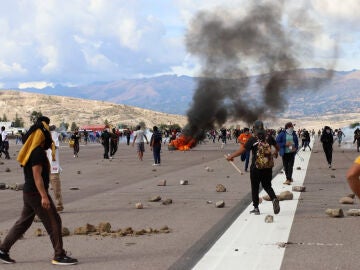 Repression and tragedy in Peru on the first day of the state of emergency: the protests already leave 17 dead
