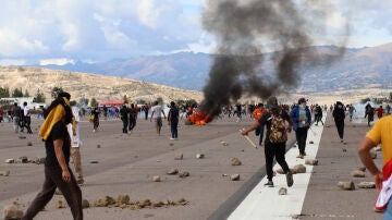 Decenas de personas ingresan al aeropuerto de Ayacucho durante unas protestas 