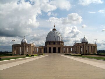 Basílica de Nuestra Señora de la Paz de Yamusukro, conocida como la Basílica de San Pedro de África