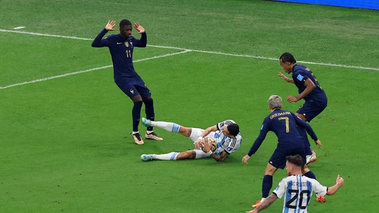 Di María cae en el área tras una acción con Dembelé Di María cae en el área tras una acción con Dembelé