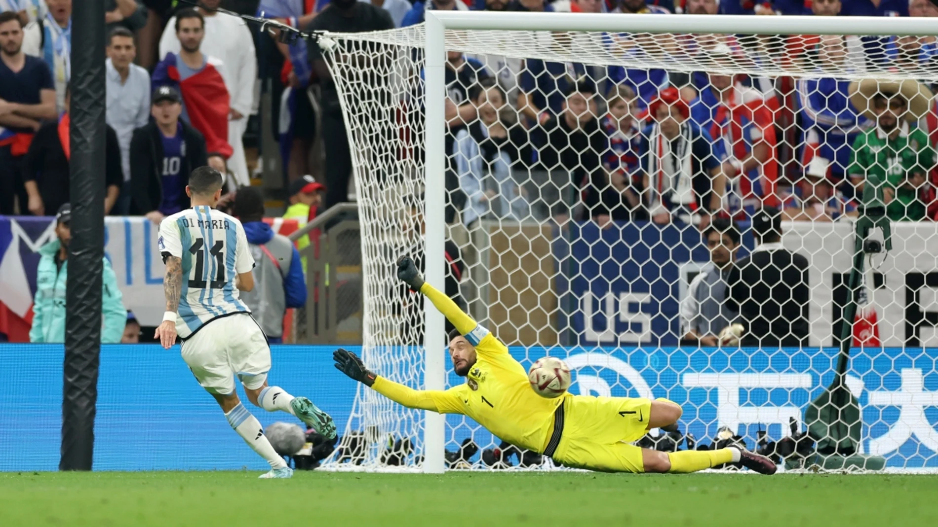 Ángel di María bate a Hugo Lloris para poner el 2-0 en la final del Mundial