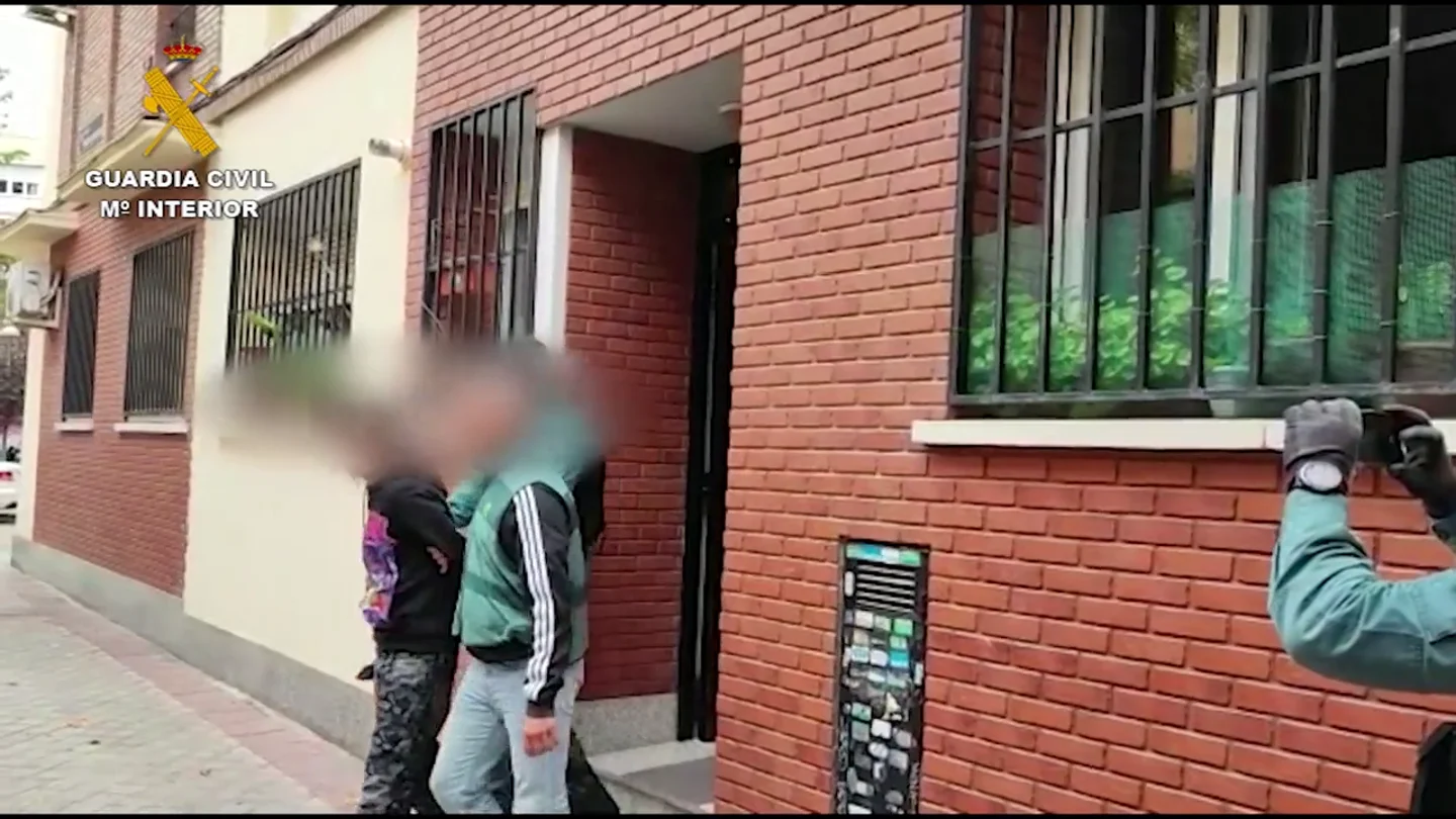 Cuatro detenidos por extorsionar con 'videochats' sexuales manipulados con imágenes de menores Cuatro detenidos por extorsionar con 'videochats' sexuales manipulados con imágenes de menores