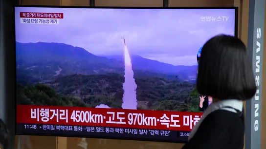 Una mujer surcoreana observa por televisión el lanzamiento de un misil norcoreano, en una imagen de archivo Una mujer surcoreana observa por televisión el lanzamiento de un misil norcoreano, en una imagen de archivo