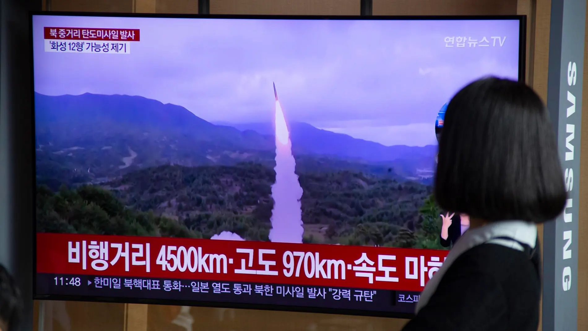Una mujer surcoreana observa por televisión el lanzamiento de un misil norcoreano, en una imagen de archivo