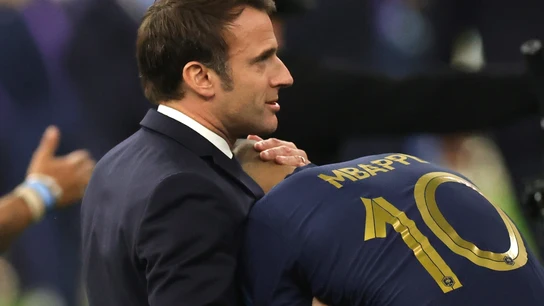 Macron abraza a Mbappé Macron abraza a Mbappé
