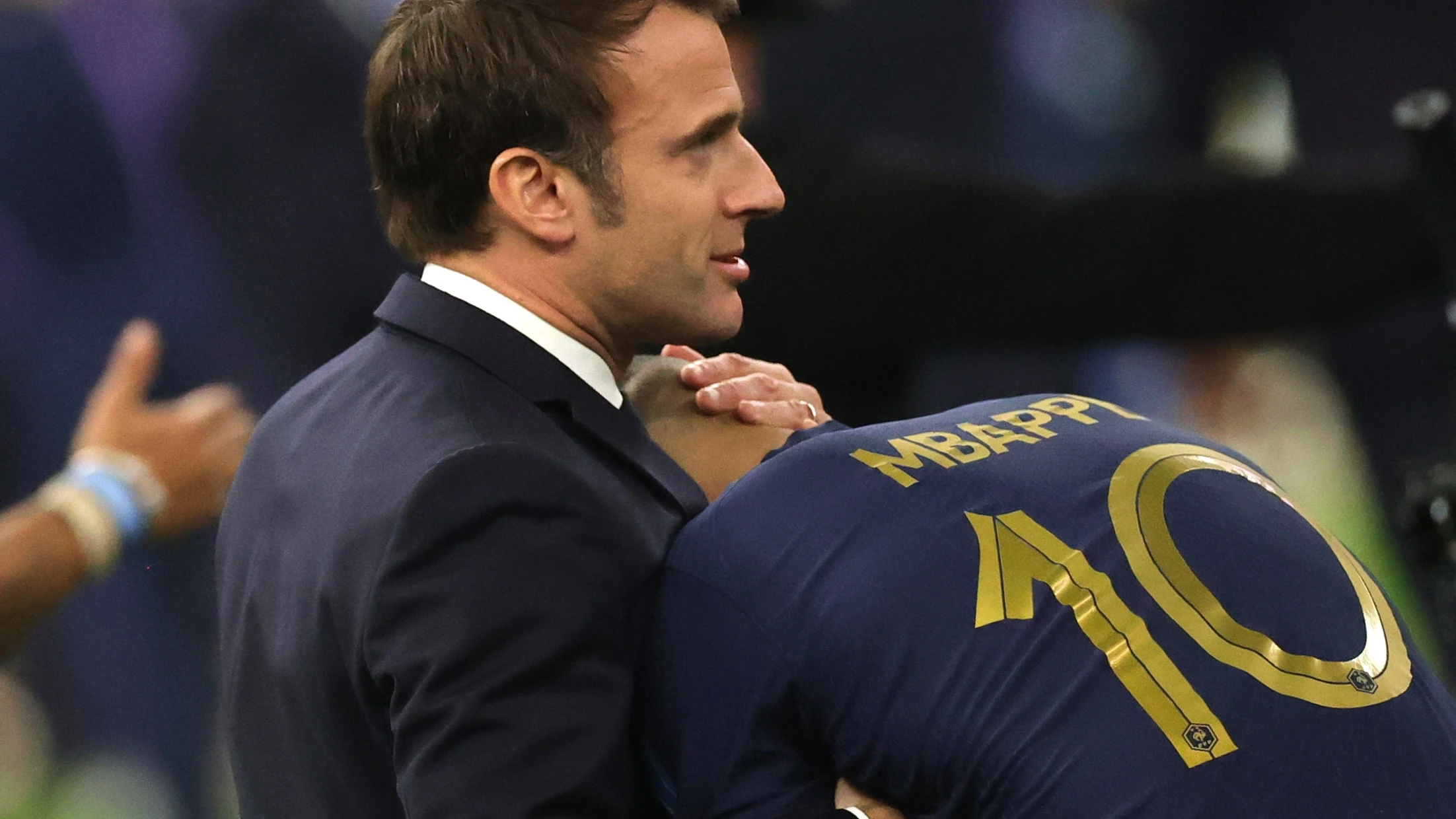 Macron abraza a Mbappé