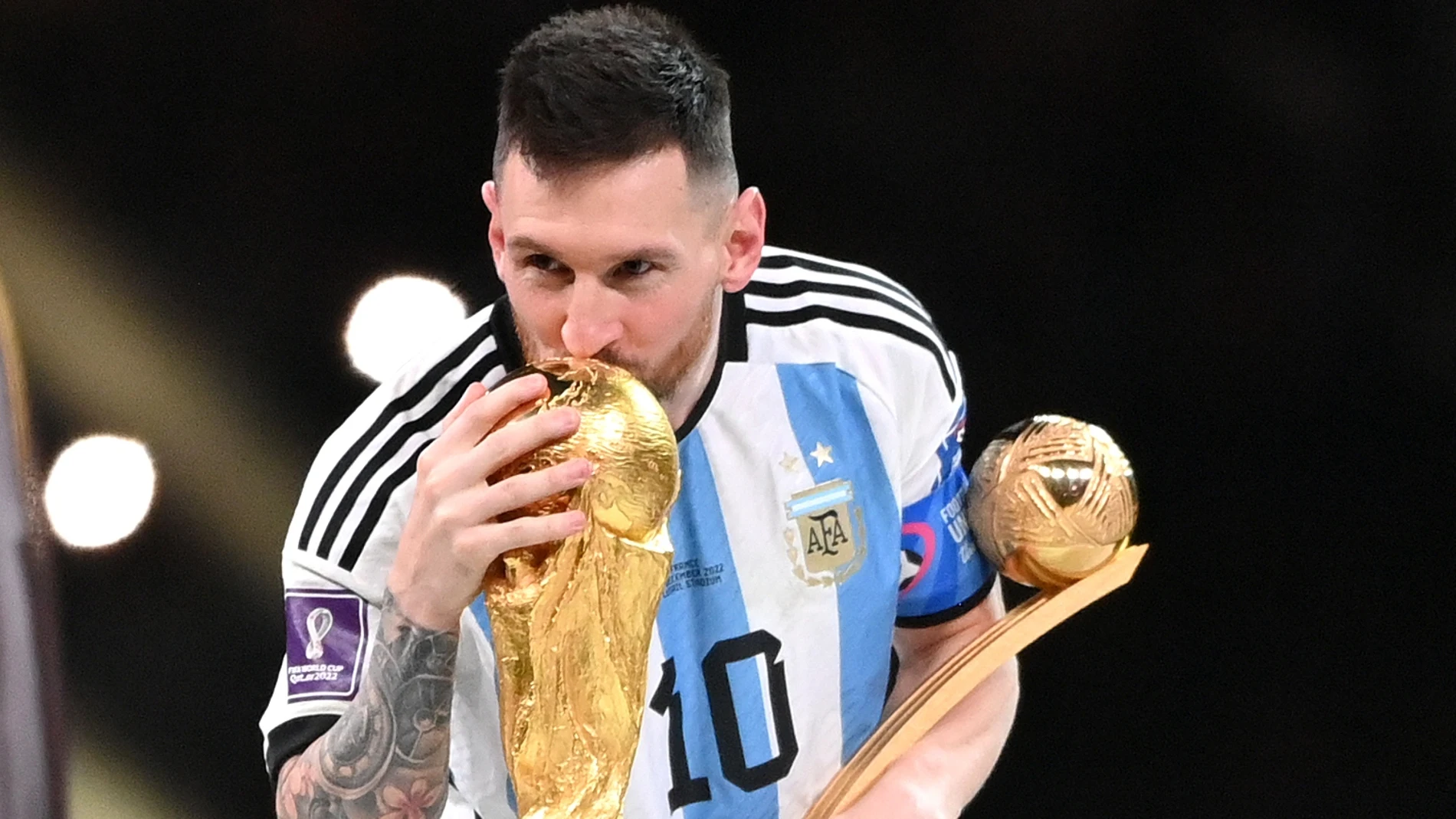 Messi besa la Copa del Mundo