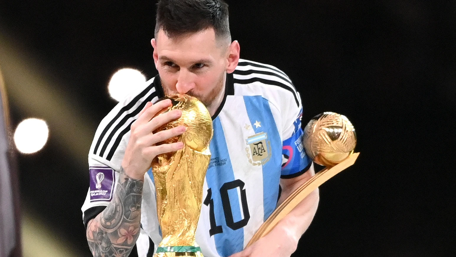 Messi besa la Copa del Mundo