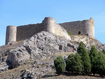 Castillo de Aguilar de Campoo: Pedro el Cruel encarceló a un cardenal en esta fortificación Castillo de Aguilar de Campoo: Pedro el Cruel encarceló a un cardenal en esta fortificación