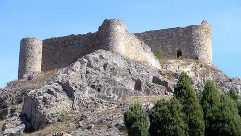 Castillo de Aguilar de Campoo: Pedro el Cruel encarceló a un cardenal en esta fortificación Castillo de Aguilar de Campoo: Pedro el Cruel encarceló a un cardenal en esta fortificación