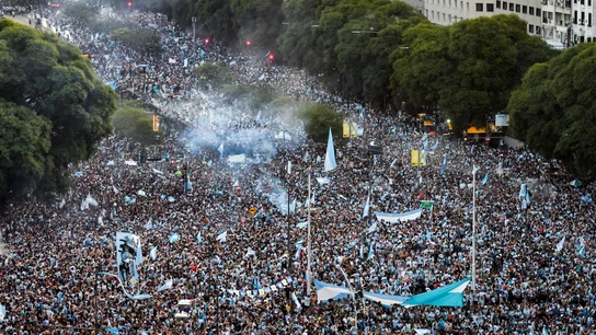 Argentinos celebrando la victoria de su selección Argentinos celebrando la victoria de su selección