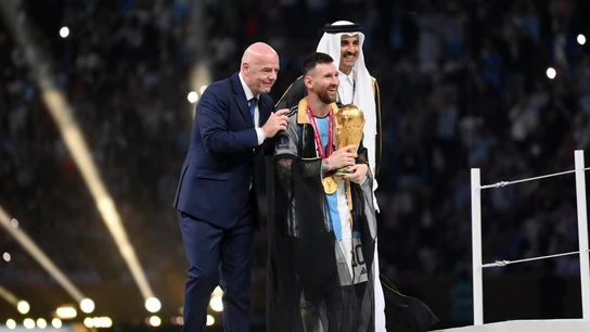 ¿Qué es y por qué le pusieron una capa a Leo Messi para levantar la Copa del Mundo? ¿Qué es y por qué le pusieron una capa a Leo Messi para levantar la Copa del Mundo?