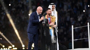 ¿Qué es y por qué le pusieron una capa a Leo Messi para levantar la Copa del Mundo?