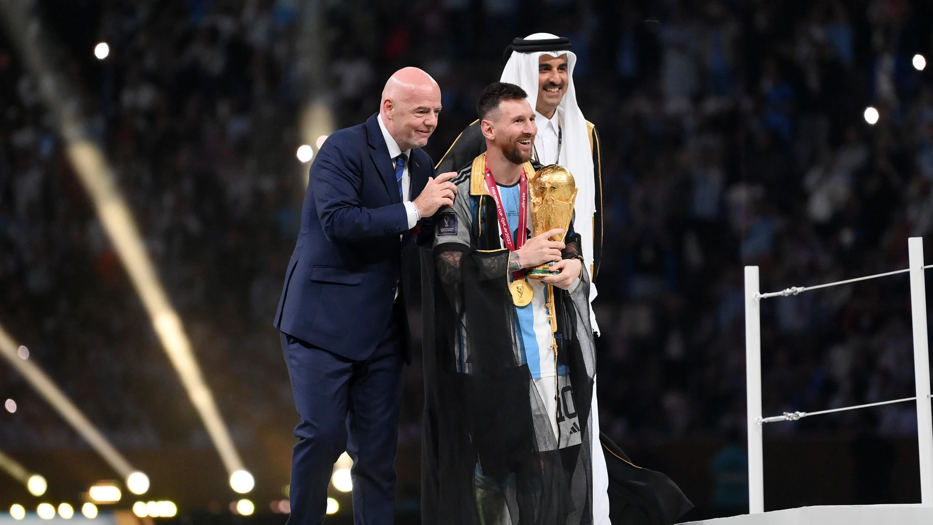 ¿Qué es y por qué le pusieron una capa a Leo Messi para levantar la Copa del Mundo?