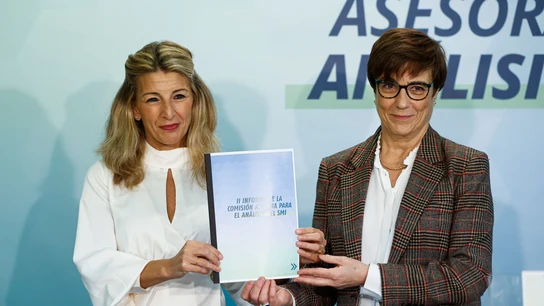 Yolanda Díaz, junto a la coordinadora de la Comisión Asesora para el Análisis del SMI, Inmaculada Cebrián López Yolanda Díaz, junto a la coordinadora de la Comisión Asesora para el Análisis del SMI, Inmaculada Cebrián López