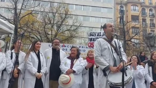 El contundente discurso de un pediatra de Madrid contra la política sanitaria de Ayuso que arrasa en redes El contundente discurso de un pediatra de Madrid contra la política sanitaria de Ayuso que arrasa en redes