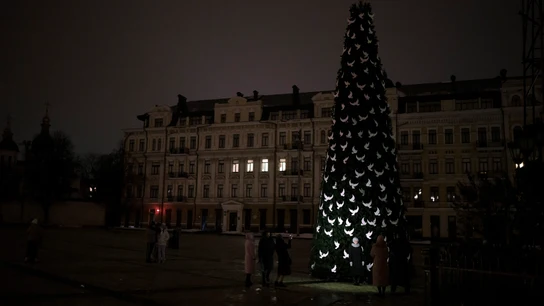 Un árbol de Navidad construido en una plaza de Kiev Un árbol de Navidad construido en una plaza de Kiev