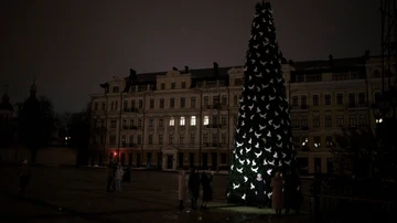 Un árbol de Navidad construido en una plaza de Kiev
