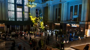 Varias personas visitan el árbol de Navidad de la estación central de Kiev