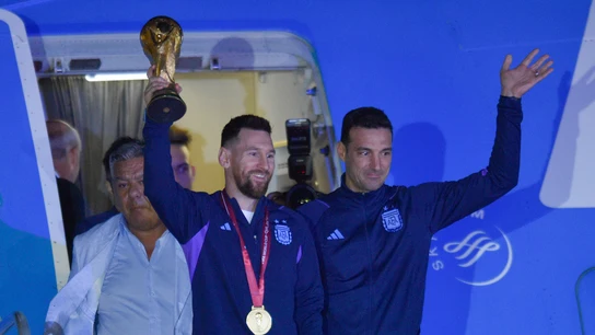 Leo Messi y Scaloni ofrecen la copa de campeones del mundo a la afición argentina Leo Messi y Scaloni ofrecen la copa de campeones del mundo a la afición argentina