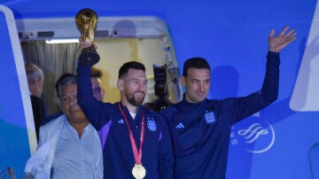Leo Messi y Scaloni ofrecen la copa de campeones del mundo a la afición argentina
