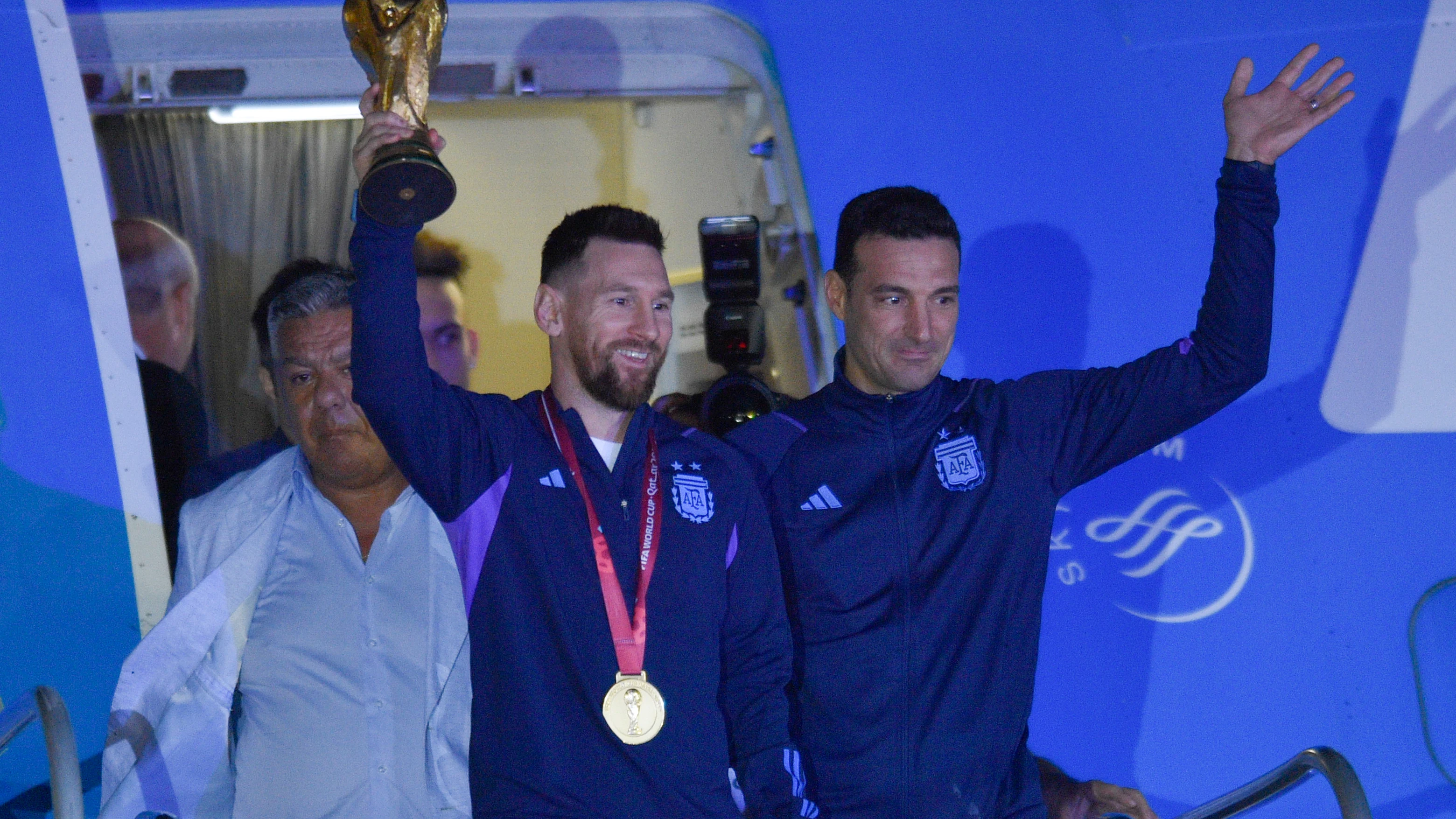 Leo Messi y Scaloni ofrecen la copa de campeones del mundo a la afición argentina