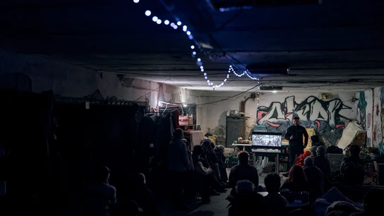 Varias personas se reúnen en un refugio antiaéreo para ver una película navideña en el Donetsk, Ucrania. Varias personas se reúnen en un refugio antiaéreo para ver una película navideña en el Donetsk, Ucrania.