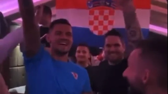 Lovren y Brozovic realizan un saludo fascista durante la celebración de Croacia Lovren y Brozovic realizan un saludo fascista durante la celebración de Croacia