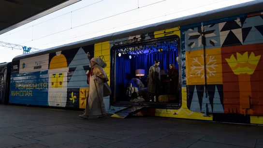 El 'tren de San Nicolás' en la estación central de Kiev. El 'tren de San Nicolás' en la estación central de Kiev.