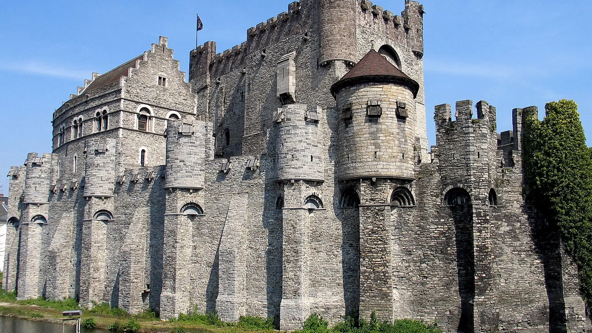Castillo de los Condes de Gante: ¿Sabías que llegó a ser un complejo industrial y fue ocupado por unos estudiantes?