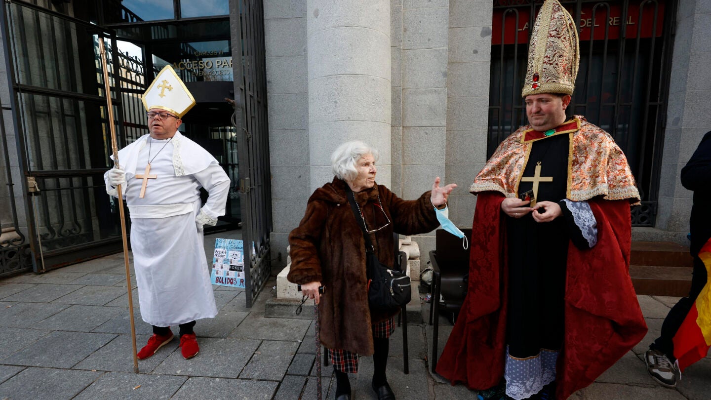 Manoli, una anciana de 85 años, acostumbrada a salir en la tele el día del sorteo de la Lotería de Navidad, junto dos compañeros suyos de la fila de cada diciembre.