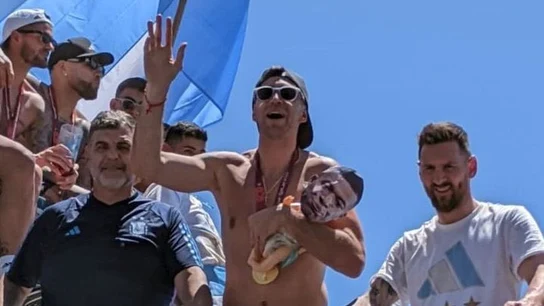 Lamentable gesto del 'Dibu' Martínez con Mbappé: se mofa de Kylian con un muñeco con su cara Lamentable gesto del 'Dibu' Martínez con Mbappé: se mofa de Kylian con un muñeco con su cara