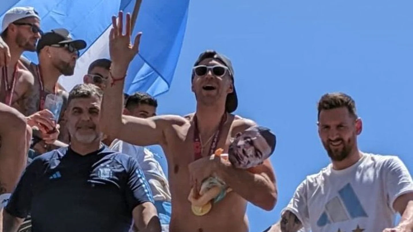 Lamentable gesto del 'Dibu' Martínez con Mbappé: se mofa de Kylian con un muñeco con su cara Lamentable gesto del 'Dibu' Martínez con Mbappé: se mofa de Kylian con un muñeco con su cara