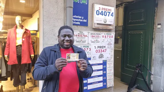 Ibrahim, con el décimo del segundo premio del sorteo de la Lotería de Navidad Ibrahim, con el décimo del segundo premio del sorteo de la Lotería de Navidad
