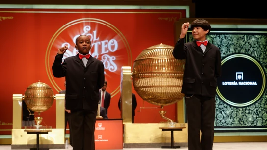 Alonso Dávalos Durán y Ángel Abaga Elebiyo cantan el Gordo durante el sorteo de la Lotería de Navidad 2022 Alonso Dávalos Durán y Ángel Abaga Elebiyo cantan el Gordo durante el sorteo de la Lotería de Navidad 2022