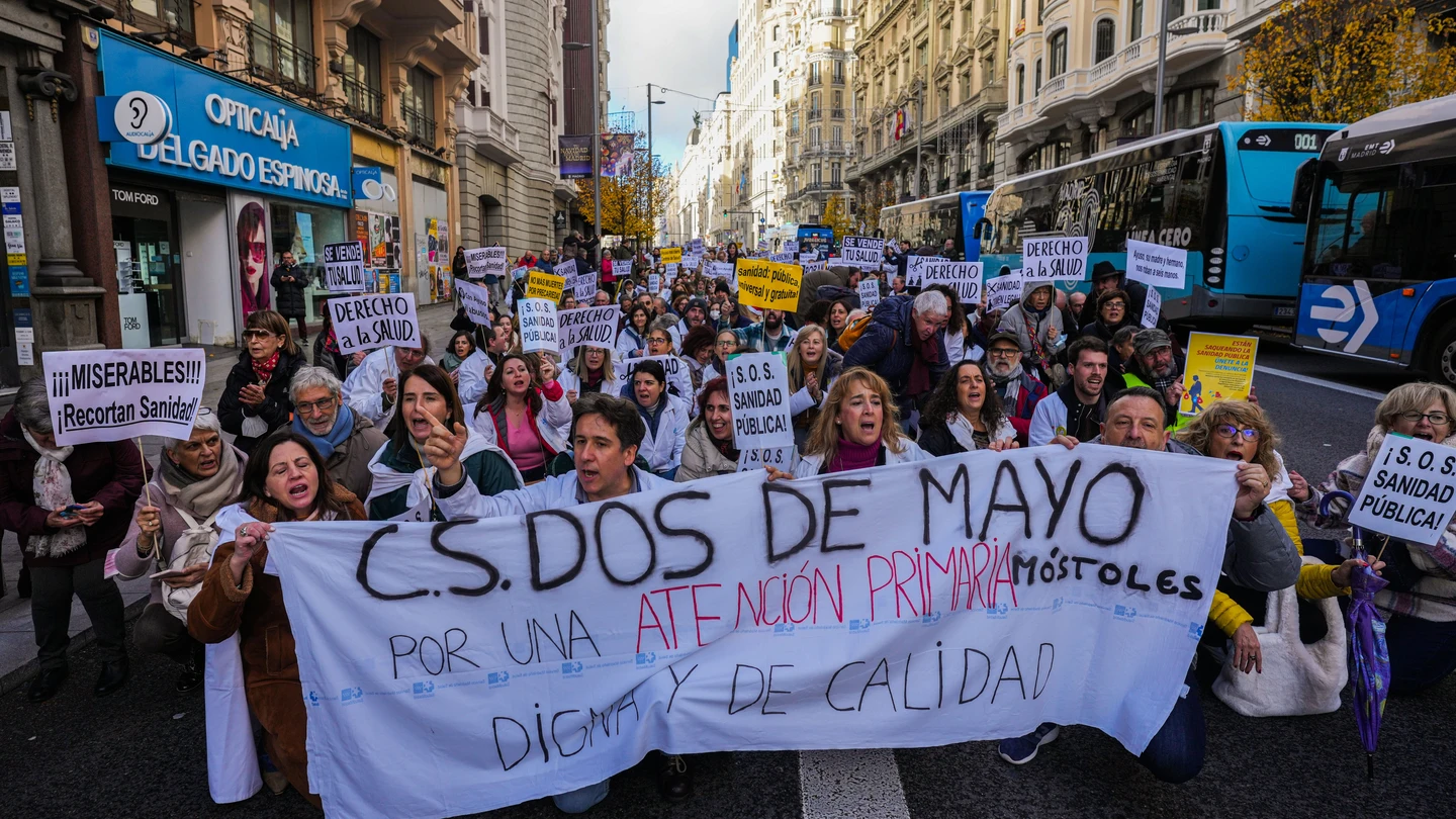 Manifestación convocada por el sindicato Amyts este miércoles en Madrid, en apoyo de la huelga de médicos y pediatras de Atención Primaria. Manifestación convocada por el sindicato Amyts este miércoles en Madrid, en apoyo de la huelga de médicos y pediatras de Atención Primaria.