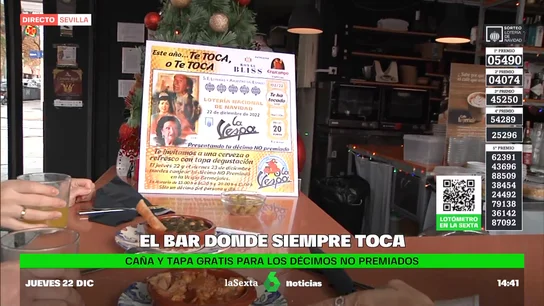 El bar donde siempre toca: un hostelero sevillano canjea los décimos no premiados por cerveza y tapa El bar donde siempre toca: un hostelero sevillano canjea los décimos no premiados por cerveza y tapa