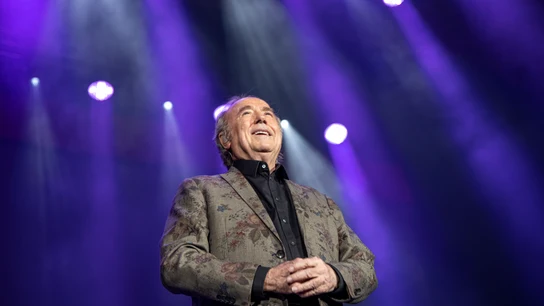 El cantautor Joan Manuel Serrat en el último concierto de su gira mundial de despedida, en Barcelona, a 23 de diciembre de 2022. El cantautor Joan Manuel Serrat en el último concierto de su gira mundial de despedida, en Barcelona, a 23 de diciembre de 2022.