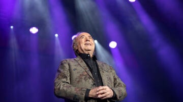 El cantautor Joan Manuel Serrat en el último concierto de su gira mundial de despedida, en Barcelona, a 23 de diciembre de 2022.