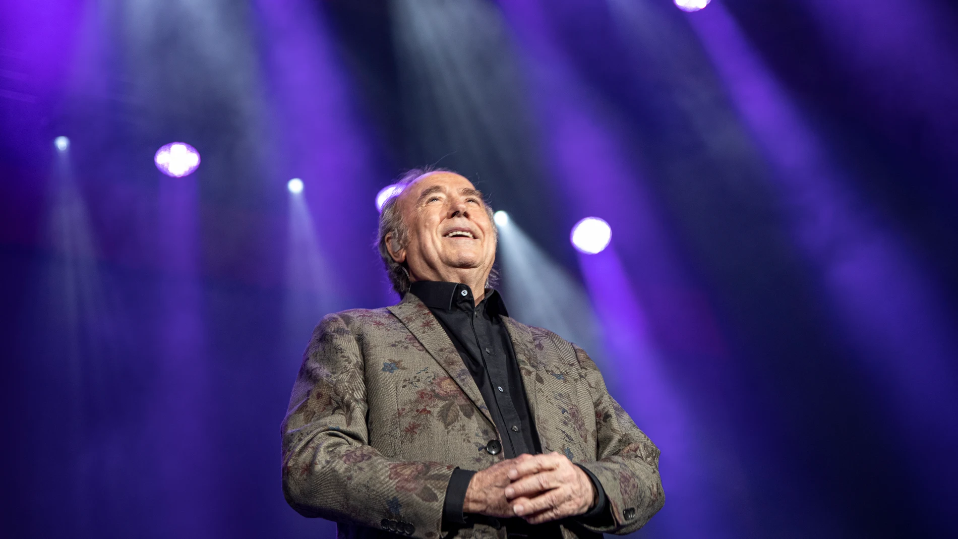 El cantautor Joan Manuel Serrat en el último concierto de su gira mundial de despedida, en Barcelona, a 23 de diciembre de 2022.