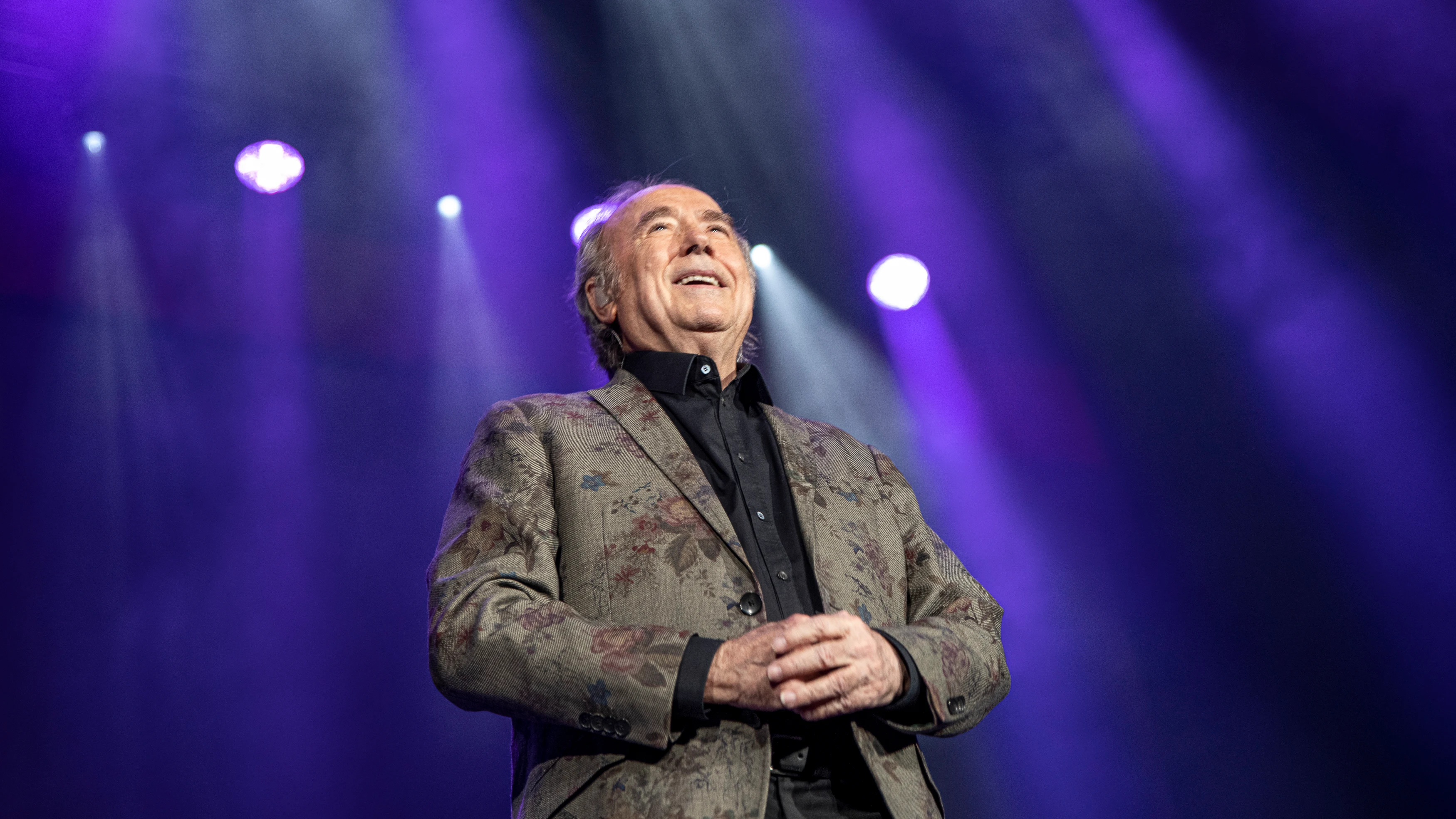 El cantautor Joan Manuel Serrat en el último concierto de su gira mundial de despedida, en Barcelona, a 23 de diciembre de 2022.