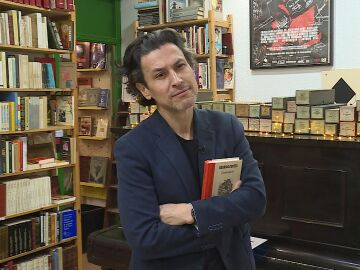 Rodrigo Cortés con su libro 'Verbolario'