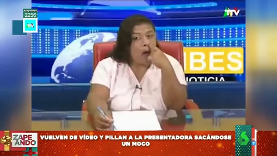 Pillan a una presentadora sacándose un moco en directo Pillan a una presentadora sacándose un moco en directo