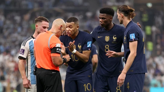 Marciniak mientras jugadores franceses le protestan Marciniak mientras jugadores franceses le protestan