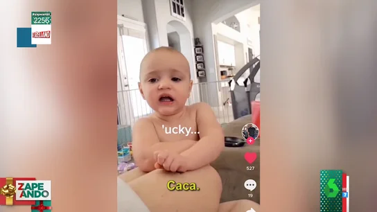 La reacción viral de una madre cuando su bebé le enseña qué ha encontrado en su pañal La reacción viral de una madre cuando su bebé le enseña qué ha encontrado en su pañal