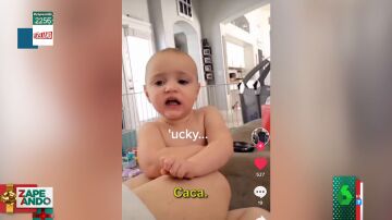 La reacción viral de una madre cuando su bebé le enseña qué ha encontrado en su pañal