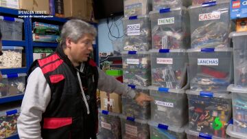 "Toda esta habitación son billetes colgando": un hombre muestra su valiosa colección de Lego a Equipo de Investigación
