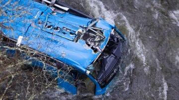 Mueren al menos dos personas al caer un autobús al río Lérez en Cerdedo, Pontevedra