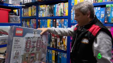 Un coleccionista muestra sus Lego a Equipo de Investigación